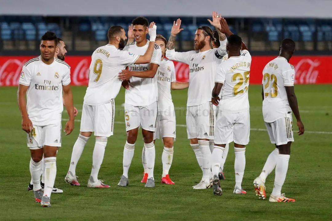 琼斯持球单打 右手抛投打成并加罚