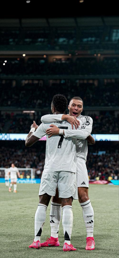 小岛秀夫获赠伊藤润二全彩漫画集 惊道彩色版更恐怖